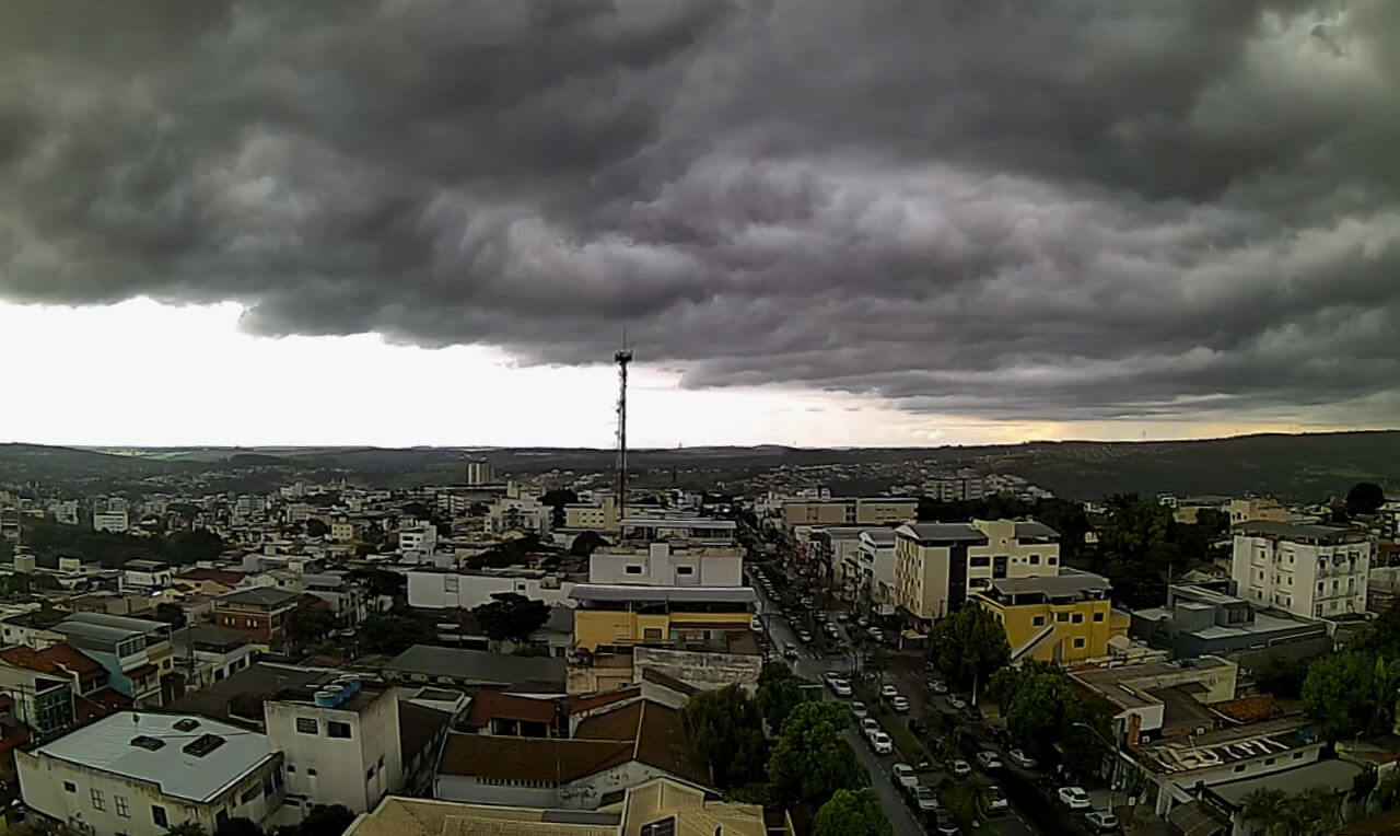 Avanço de chuva intensa em Arcos MG veja o vídeo exclusivo Clima ao